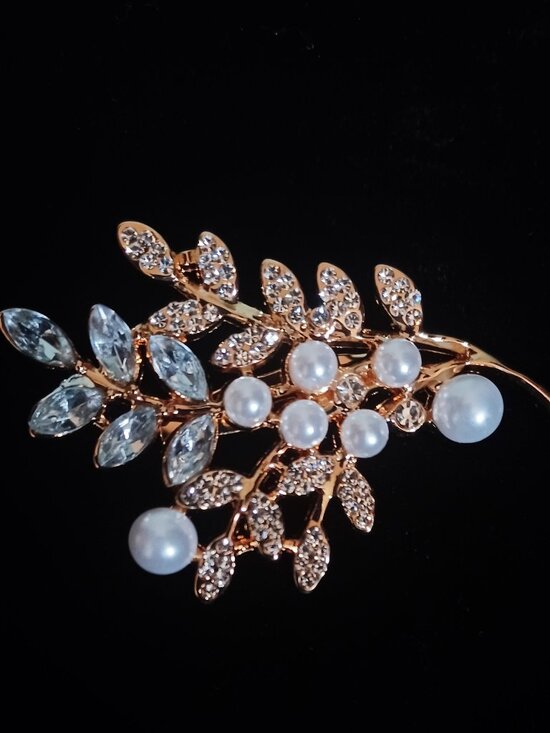Jewelry - Flashy Pearl, and Clear Rhinestone Brooch